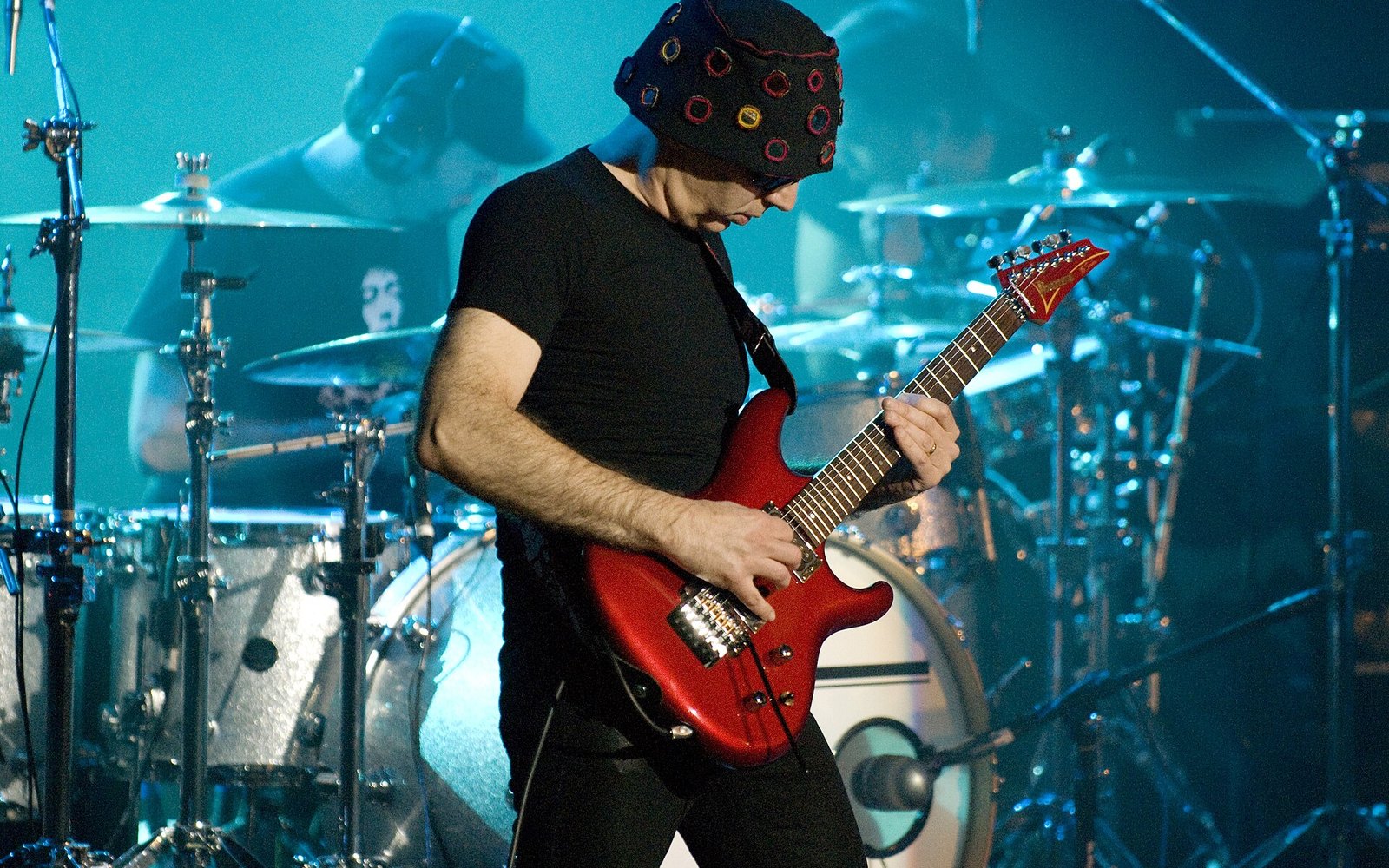 History of the Riff: How Joe Satriani Made “Flying in a Blue Dream” Feel Weightless